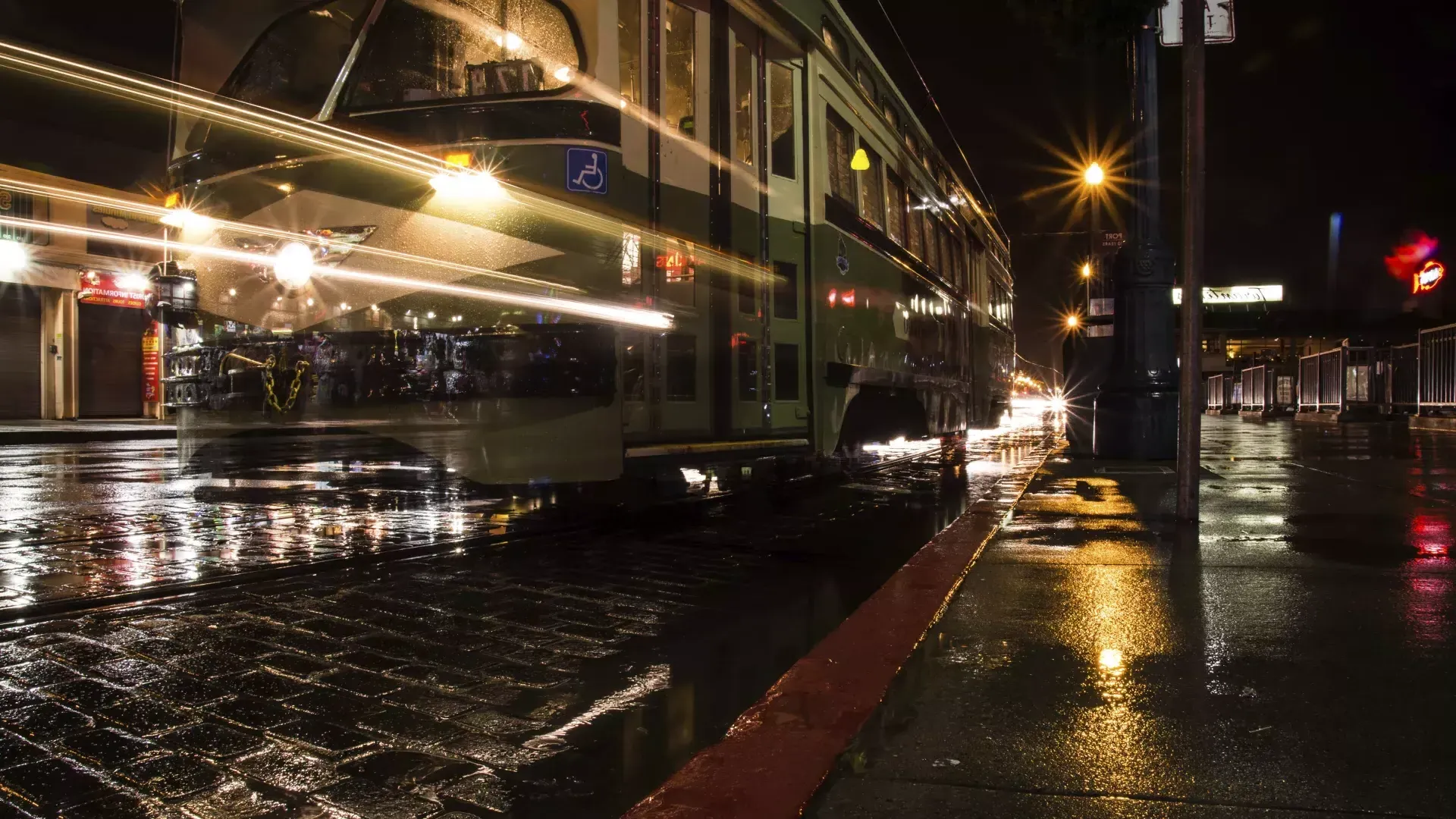 雨の夜の路面電車